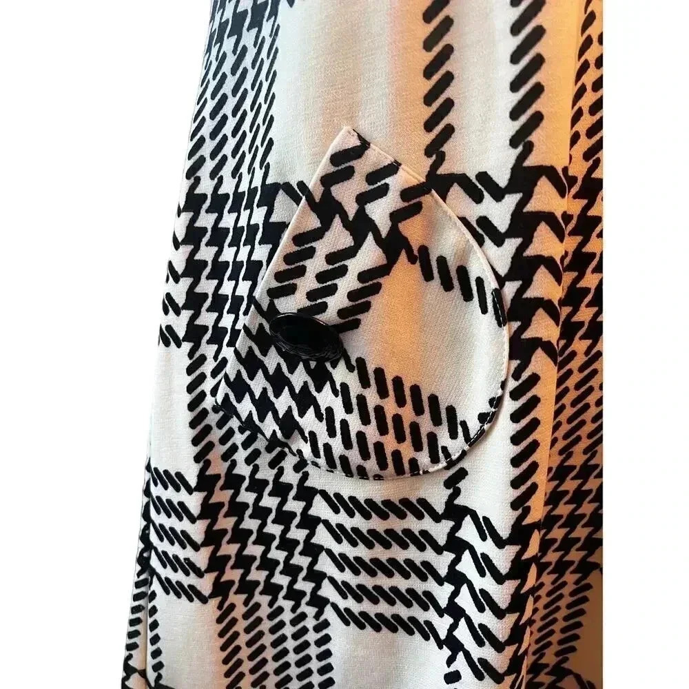 R & K originals dress with black and white abstract pattern pockets medium - Picture 2 of 4